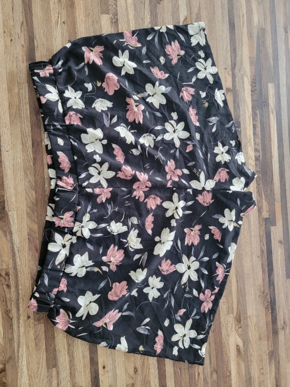 Shein Curve Black Floral Print 3" Shorts - Picture 4 of 7